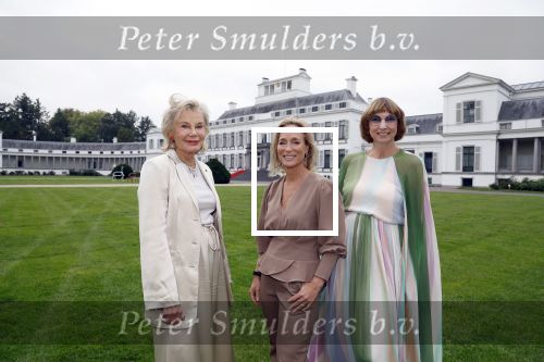 Soestdijk 11 oktober 2023
 Prinses Margarita de Bourbon de Parme poseert voorafgaand aan de opening van de tentoonstelling De vrouwen van Soestdijk op Paleis Soestdijk. In de tentoonstelling staan de vrouwen die het paleis gevormd hebben en er verbleven centraal, onder wie koningin Juliana, koningin-regentes Emma van Waldeck-Pyrmont . Nicole Uniquole Maya Meijer en Prinses Margarita