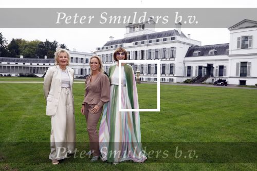 Soestdijk 11 oktober 2023
 Prinses Margarita de Bourbon de Parme poseert voorafgaand aan de opening van de tentoonstelling De vrouwen van Soestdijk op Paleis Soestdijk. In de tentoonstelling staan de vrouwen die het paleis gevormd hebben en er verbleven centraal, onder wie koningin Juliana, koningin-regentes Emma van Waldeck-Pyrmont . Nicole Uniquole Maya Meijer en Prinses Margarita