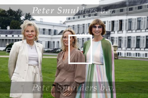 Soestdijk 11 oktober 2023
 Prinses Margarita de Bourbon de Parme poseert voorafgaand aan de opening van de tentoonstelling De vrouwen van Soestdijk op Paleis Soestdijk. In de tentoonstelling staan de vrouwen die het paleis gevormd hebben en er verbleven centraal, onder wie koningin Juliana, koningin-regentes Emma van Waldeck-Pyrmont . Nicole Uniquole Maya Meijer en Prinses Margarita