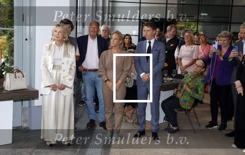 Soestdijk 11 oktober 2023
 Prinses Margarita de Bourbon de Parme poseert voorafgaand aan de opening van de tentoonstelling De vrouwen van Soestdijk op Paleis Soestdijk. In de tentoonstelling staan de vrouwen die het paleis gevormd hebben en er verbleven centraal, onder wie koningin Juliana, koningin-regentes Emma van Waldeck-Pyrmont . Prinses Margarita en Cees Wijburg