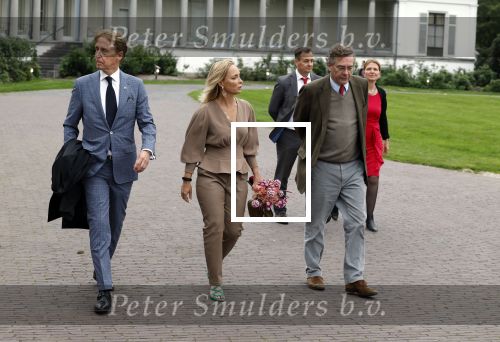Soestdijk 11 oktober 2023
 Prinses Margarita de Bourbon de Parme poseert voorafgaand aan de opening van de tentoonstelling De vrouwen van Soestdijk op Paleis Soestdijk. In de tentoonstelling staan de vrouwen die het paleis gevormd hebben en er verbleven centraal, onder wie koningin Juliana, koningin-regentes Emma van Waldeck-Pyrmont . Prinses Margarita en Cees Wijburg