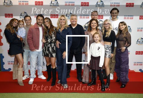Amsterdam 31 oktober 2023
Danny Froger met partner Ann Dominique Wilten en dochter Fallon, Maxim Froger met partner Ruby van Wanrooij, Natasja Froger met partner Rene Froger, Didier Froger met partner Sammy Verheij en Natascha Froger met partner Matthijs met dochters tijdens de speciale Lunch Screening van De Frogers: Happy Campers van TLC bij Outside Inn te Amsterdam.