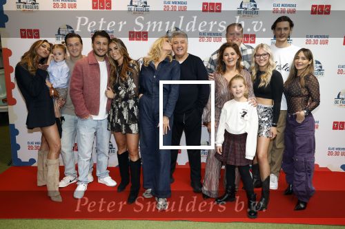 Amsterdam 31 oktober 2023
Danny Froger met partner Ann Dominique Wilten en dochter Fallon, Maxim Froger met partner Ruby van Wanrooij, Natasja Froger met partner Rene Froger, Didier Froger met partner Sammy Verheij en Natascha Froger met partner Matthijs met dochters tijdens de speciale Lunch Screening van De Frogers: Happy Campers van TLC bij Outside Inn te Amsterdam.
