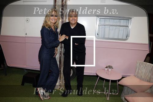 Amsterdam 31 oktober 2023
Danny Froger met partner Ann Dominique Wilten en dochter Fallon, Maxim Froger met partner Ruby van Wanrooij, Natasja Froger met partner Rene Froger, Didier Froger met partner Sammy Verheij en Natascha Froger met partner Matthijs met dochters tijdens de speciale Lunch Screening van De Frogers: Happy Campers van TLC bij Outside Inn te Amsterdam.
