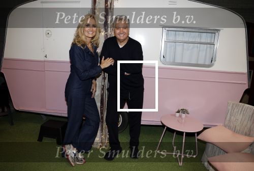 Amsterdam 31 oktober 2023
Danny Froger met partner Ann Dominique Wilten en dochter Fallon, Maxim Froger met partner Ruby van Wanrooij, Natasja Froger met partner Rene Froger, Didier Froger met partner Sammy Verheij en Natascha Froger met partner Matthijs met dochters tijdens de speciale Lunch Screening van De Frogers: Happy Campers van TLC bij Outside Inn te Amsterdam.