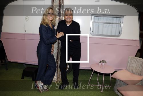 Amsterdam 31 oktober 2023
Danny Froger met partner Ann Dominique Wilten en dochter Fallon, Maxim Froger met partner Ruby van Wanrooij, Natasja Froger met partner Rene Froger, Didier Froger met partner Sammy Verheij en Natascha Froger met partner Matthijs met dochters tijdens de speciale Lunch Screening van De Frogers: Happy Campers van TLC bij Outside Inn te Amsterdam.