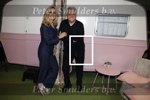Amsterdam 31 oktober 2023
Danny Froger met partner Ann Dominique Wilten en dochter Fallon, Maxim Froger met partner Ruby van Wanrooij, Natasja Froger met partner Rene Froger, Didier Froger met partner Sammy Verheij en Natascha Froger met partner Matthijs met dochters tijdens de speciale Lunch Screening van De Frogers: Happy Campers van TLC bij Outside Inn te Amsterdam.