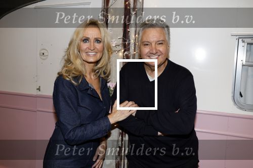 Amsterdam 31 oktober 2023
Danny Froger met partner Ann Dominique Wilten en dochter Fallon, Maxim Froger met partner Ruby van Wanrooij, Natasja Froger met partner Rene Froger, Didier Froger met partner Sammy Verheij en Natascha Froger met partner Matthijs met dochters tijdens de speciale Lunch Screening van De Frogers: Happy Campers van TLC bij Outside Inn te Amsterdam.