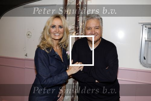 Amsterdam 31 oktober 2023
Danny Froger met partner Ann Dominique Wilten en dochter Fallon, Maxim Froger met partner Ruby van Wanrooij, Natasja Froger met partner Rene Froger, Didier Froger met partner Sammy Verheij en Natascha Froger met partner Matthijs met dochters tijdens de speciale Lunch Screening van De Frogers: Happy Campers van TLC bij Outside Inn te Amsterdam.