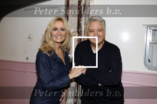 Amsterdam 31 oktober 2023
Danny Froger met partner Ann Dominique Wilten en dochter Fallon, Maxim Froger met partner Ruby van Wanrooij, Natasja Froger met partner Rene Froger, Didier Froger met partner Sammy Verheij en Natascha Froger met partner Matthijs met dochters tijdens de speciale Lunch Screening van De Frogers: Happy Campers van TLC bij Outside Inn te Amsterdam.