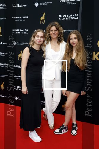Utrecht 29 september 2023
Uitreiking gouden kalveren in de schouwburg van Utrecht. Rifka Lodeizen met haar dochter Pilar en dochter Franca