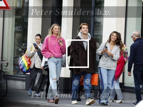 Amsterdam 5 oktober 2023
Robbert Rodenburg Romee Strijd en Monica Geuze op straat in Amsterdam zuid.