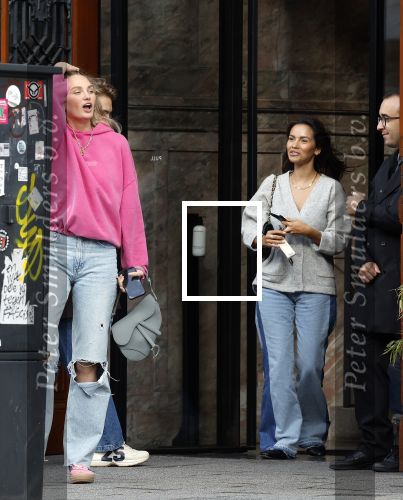 Amsterdam 5 oktober 2023
Robbert Rodenburg Romee Strijd en Monica Geuze op straat in Amsterdam zuid.