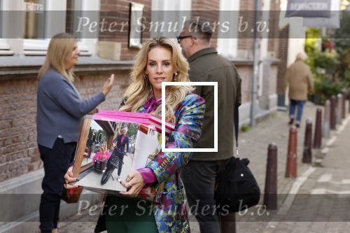 Amsterdam 17 oktober 2023
Boekpresentatie Roos Reedijk in Hotel Mercier.
Bob Sikkes geeft het eerste boek aan Roos.