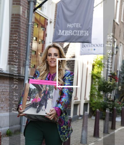 Amsterdam 17 oktober 2023
Boekpresentatie Roos Reedijk in Hotel Mercier.
Bob Sikkes geeft het eerste boek aan Roos.