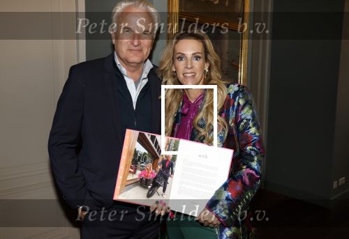 Amsterdam 17 oktober 2023
Boekpresentatie Roos Reedijk in Hotel Mercier.
Bob Sikkes geeft het eerste boek aan Roos.