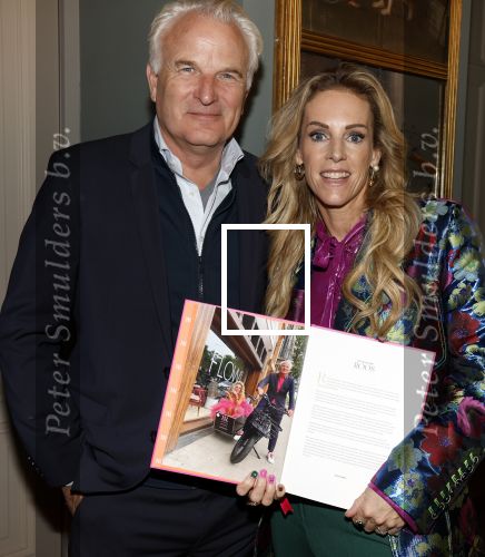 Amsterdam 17 oktober 2023
Boekpresentatie Roos Reedijk in Hotel Mercier.
Bob Sikkes geeft het eerste boek aan Roos.