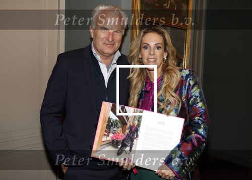 Amsterdam 17 oktober 2023
Boekpresentatie Roos Reedijk in Hotel Mercier.
Bob Sikkes geeft het eerste boek aan Roos.