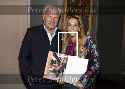 Amsterdam 17 oktober 2023
Boekpresentatie Roos Reedijk in Hotel Mercier.
Bob Sikkes geeft het eerste boek aan Roos.