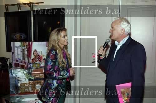Amsterdam 17 oktober 2023
Boekpresentatie Roos Reedijk in Hotel Mercier.
Bob Sikkes geeft het eerste boek aan Roos.
