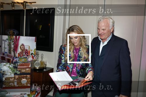 Amsterdam 17 oktober 2023
Boekpresentatie Roos Reedijk in Hotel Mercier.
Bob Sikkes geeft het eerste boek aan Roos.