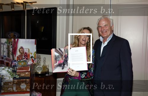 Amsterdam 17 oktober 2023
Boekpresentatie Roos Reedijk in Hotel Mercier.
Bob Sikkes geeft het eerste boek aan Roos.