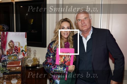 Amsterdam 17 oktober 2023
Boekpresentatie Roos Reedijk in Hotel Mercier.
Bob Sikkes geeft het eerste boek aan Roos.