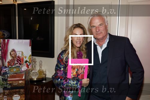 Amsterdam 17 oktober 2023
Boekpresentatie Roos Reedijk in Hotel Mercier.
Bob Sikkes geeft het eerste boek aan Roos.