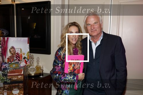Amsterdam 17 oktober 2023
Boekpresentatie Roos Reedijk in Hotel Mercier.
Bob Sikkes geeft het eerste boek aan Roos.