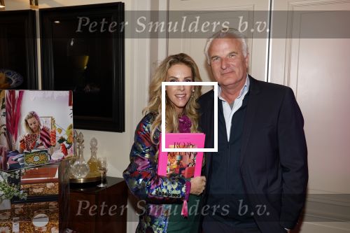 Amsterdam 17 oktober 2023
Boekpresentatie Roos Reedijk in Hotel Mercier.
Bob Sikkes geeft het eerste boek aan Roos.