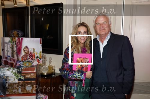 Amsterdam 17 oktober 2023
Boekpresentatie Roos Reedijk in Hotel Mercier.
Bob Sikkes geeft het eerste boek aan Roos.
