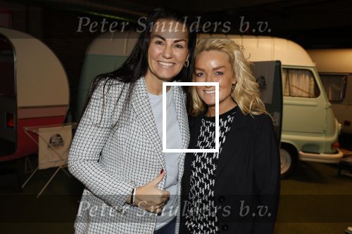 Amsterdam 31 oktober 2023
Danny Froger met partner Ann Dominique Wilten en dochter Fallon, Maxim Froger met partner Ruby van Wanrooij, Natasja Froger met partner Rene Froger, Didier Froger met partner Sammy Verheij en Natascha Froger met partner Matthijs met dochters tijdens de speciale Lunch Screening van De Frogers: Happy Campers van TLC bij Outside Inn te Amsterdam. Samantha Steenwijk met partner