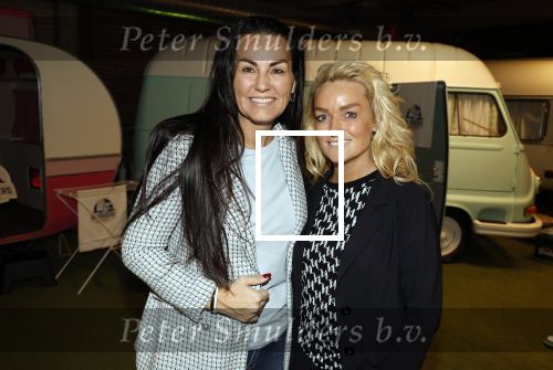 Amsterdam 31 oktober 2023
Danny Froger met partner Ann Dominique Wilten en dochter Fallon, Maxim Froger met partner Ruby van Wanrooij, Natasja Froger met partner Rene Froger, Didier Froger met partner Sammy Verheij en Natascha Froger met partner Matthijs met dochters tijdens de speciale Lunch Screening van De Frogers: Happy Campers van TLC bij Outside Inn te Amsterdam. Samantha Steenwijk met partner