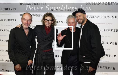Amsterdam 9 oktober 2023
Premiere Human Forever door oa Teun Toebes in Tuschinski. Teun Toebes Jonathan de Jong en de hoofdrolspelers
