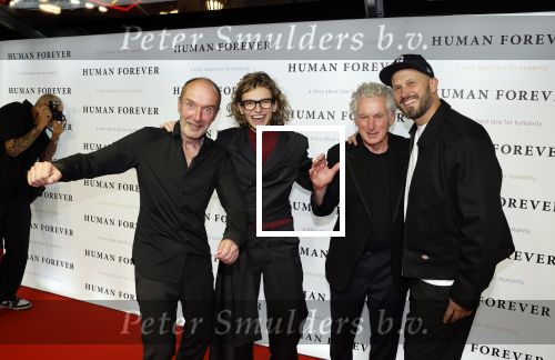 Amsterdam 9 oktober 2023
Premiere Human Forever door oa Teun Toebes in Tuschinski. Teun Toebes Jonathan de Jong en de hoofdrolspelers