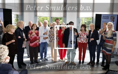 Soestdijk 4 oktober 2023
Presentatie LP Anneke Gronloh op Paleis Soestdijk.
v.l.n.r. Imca Marina Tineke de Nooij Ciska Peters Ronnie Tober Therese Steinmetz Ben Cramer  Bart Peeters Marjon Lambriks Ria Valk Thijs v Leer Kermisklant Connie Vink Saskia en Serge