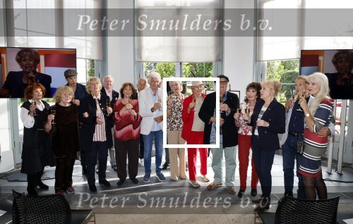 Soestdijk 4 oktober 2023
Presentatie LP Anneke Gronloh op Paleis Soestdijk.
v.l.n.r. Imca Marina Tineke de Nooij Ciska Peters Ronnie Tober Therese Steinmetz Ben Cramer  Bart Peeters Marjon Lambriks Ria Valk Thijs v Leer Kermisklant Connie Vink Saskia en Serge
