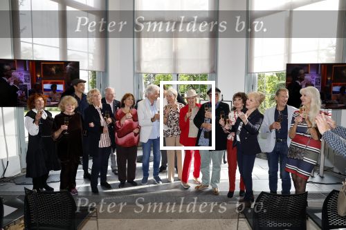 Soestdijk 4 oktober 2023
Presentatie LP Anneke Gronloh op Paleis Soestdijk.
v.l.n.r. Imca Marina Tineke de Nooij Ciska Peters Ronnie Tober Therese Steinmetz Ben Cramer  Bart Peeters Marjon Lambriks Ria Valk Thijs v Leer Kermisklant Connie Vink Saskia en Serge