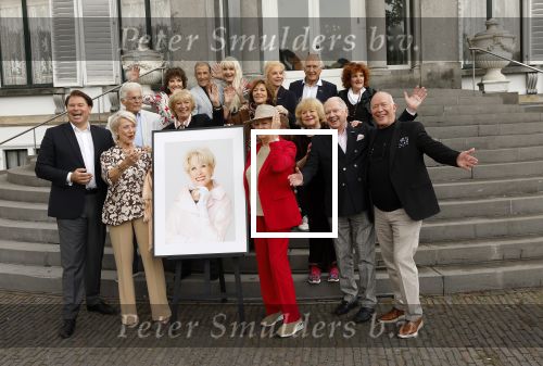 Presentatie LP Anneke Gronloh op Paleis Soestdijk.
v.l.n.r. Imca Marina Tineke de Nooij Ciska Peters Ronnie Tober Therese Steinmetz Ben Cramer  Bart Peeters Marjon Lambriks Ria Valk Thijs v Leer Kermisklant Connie Vink Saskia en Serge