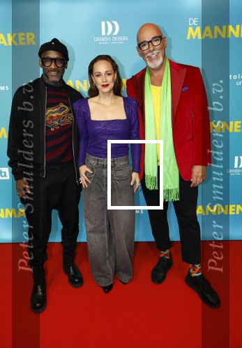 Amsterdam 14 oktober 2024
Premiere de Mannenmaker in Tuschinski met in de hoofdrollen oa Katja Schuurman Eva v d Wijdeven Leo Alkemade Georgina Verbaan Melissas Drost Huub Smit Yasmin Karssing en Rene Watzema . Anouk Maas kwam met Maik dde Boer en Jerrel Houtsnee