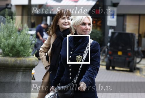 Amsterdam 10 oktober 2024
Astrid Colle ( ex Martin Brozius) en Willeke Schoonewille ( ex Peter Jan Rens) op de Cornelis schuytstraat.