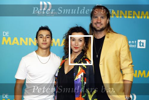 Amsterdam 14 oktober 2024
Premiere de Mannenmaker in Tuschinski met in de hoofdrollen oa Katja Schuurman Eva v d Wijdeven Leo Alkemade Georgina Verbaan Melissas Drost Huub Smit Yasmin Karssing en Rene Watzema . Birgit Schuurman met vriend en zoon