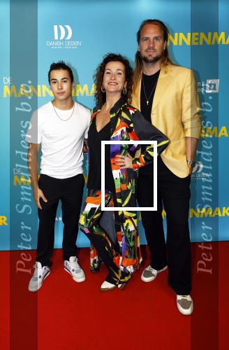 Amsterdam 14 oktober 2024
Premiere de Mannenmaker in Tuschinski met in de hoofdrollen oa Katja Schuurman Eva v d Wijdeven Leo Alkemade Georgina Verbaan Melissas Drost Huub Smit Yasmin Karssing en Rene Watzema . Birgit Schuurman met vriend en zoon