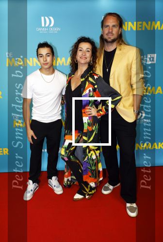 Amsterdam 14 oktober 2024
Premiere de Mannenmaker in Tuschinski met in de hoofdrollen oa Katja Schuurman Eva v d Wijdeven Leo Alkemade Georgina Verbaan Melissas Drost Huub Smit Yasmin Karssing en Rene Watzema . Birgit Schuurman met vriend en zoon