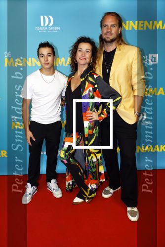 Amsterdam 14 oktober 2024
Premiere de Mannenmaker in Tuschinski met in de hoofdrollen oa Katja Schuurman Eva v d Wijdeven Leo Alkemade Georgina Verbaan Melissas Drost Huub Smit Yasmin Karssing en Rene Watzema . Birgit Schuurman met vriend en zoon