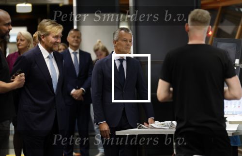 Amsterdam 10 oktober 2024
Koning Willem Alexander opent het HQ van DPG Media / Mediavaert . Aanwezig namend de GPD Christian v Thillo ( Executive Chairman van DPG Media ) en Erik Roddenhof (CEO DPG Media ).