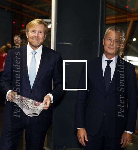 Amsterdam 10 oktober 2024
Koning Willem Alexander opent het HQ van DPG Media / Mediavaert . Aanwezig namend de GPD Christian v Thillo ( Executive Chairman van DPG Media ) en Erik Roddenhof (CEO DPG Media ).