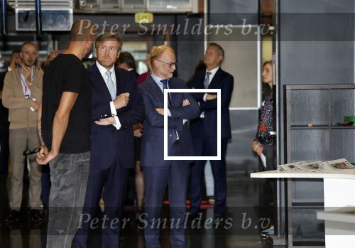 Amsterdam 10 oktober 2024
Koning Willem Alexander opent het HQ van DPG Media / Mediavaert . Aanwezig namend de GPD Christian v Thillo ( Executive Chairman van DPG Media ) en Erik Roddenhof (CEO DPG Media ).