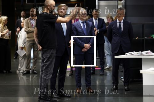 Amsterdam 10 oktober 2024
Koning Willem Alexander opent het HQ van DPG Media / Mediavaert . Aanwezig namend de GPD Christian v Thillo ( Executive Chairman van DPG Media ) en Erik Roddenhof (CEO DPG Media ).