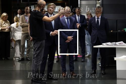 Amsterdam 10 oktober 2024
Koning Willem Alexander opent het HQ van DPG Media / Mediavaert . Aanwezig namend de GPD Christian v Thillo ( Executive Chairman van DPG Media ) en Erik Roddenhof (CEO DPG Media ).